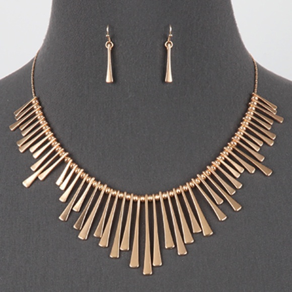 Jewelry - Gold Tone Bib Necklace Set